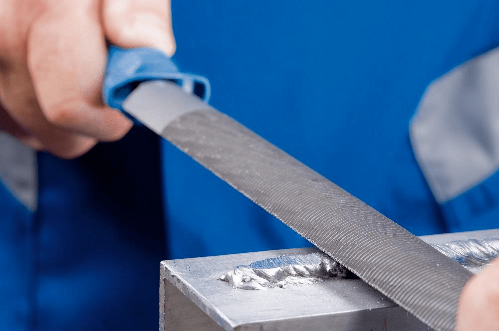 的合适工具可能就是如锉刀这样简单的工具,它不需要电力或气动设备